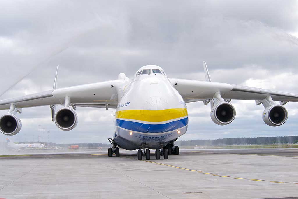 Aircraft manufacturers. Антонов Мрия АН-225. АН-225 В аэропорту Манас. Мрия самолет Манас. АН-225 транспортный самолёт.